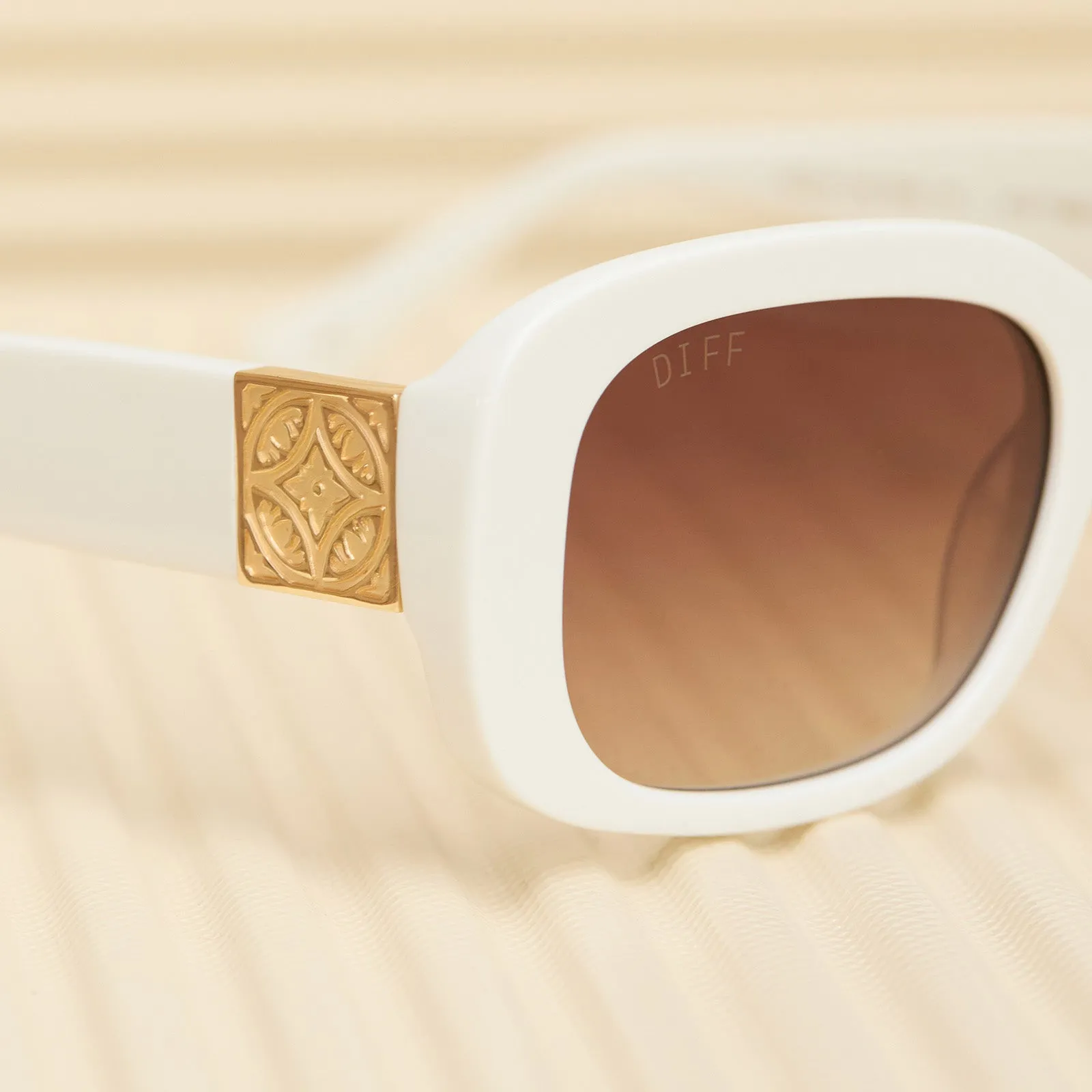 THE WHITE LOTUS - ITALY   WHITE IVORY   RICH BROWN GRADIENT SUNGLASSES
